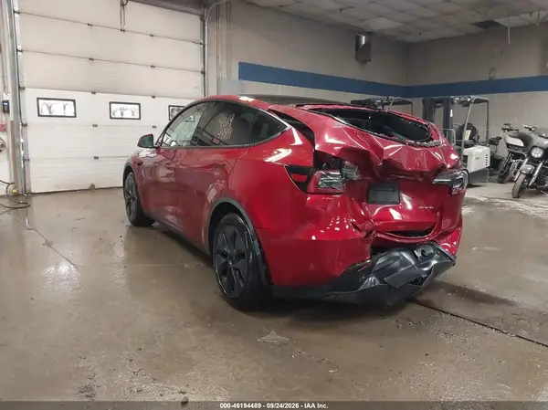 7SAYGAEE7RF185772 — 2024 Tesla Model Y, zdjęcie 3 z IAAI, Tył