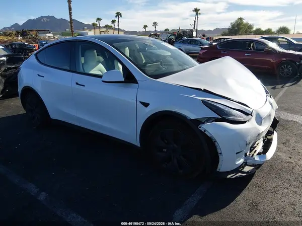 7SAYGAEE0RF203884 Tesla Model Y 2024 — uszkodzenie Przód, zdjęcie przed naprawą