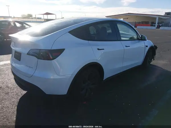 7SAYGAEE0RF203884 — 2024 Tesla Model Y, zdjęcie 4 z IAAI, Przód