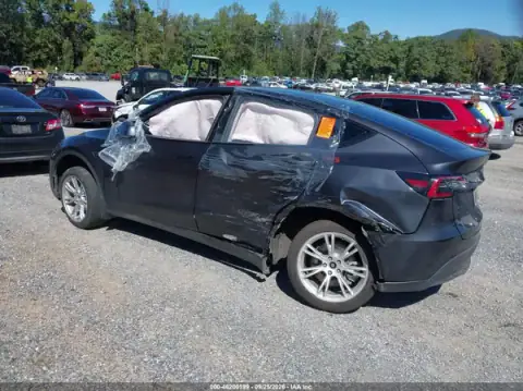 7SAYGDEE3RA279629 — 2024 Tesla Model Y, ფოტო 3, IAAI, მარცხენა და მარჯვენა მხარე
