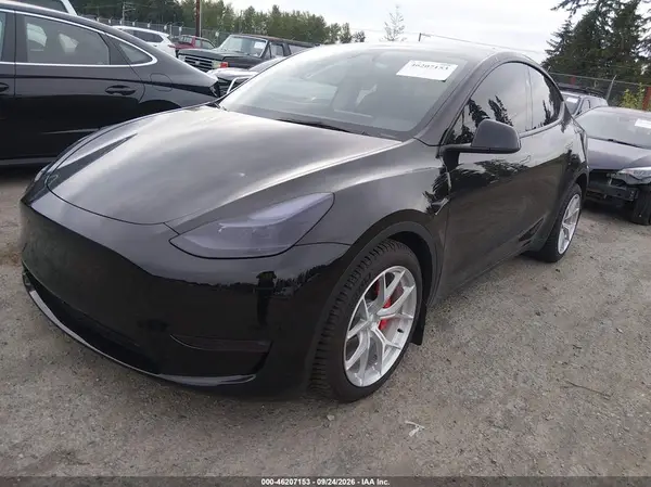 7SAYGDEF6RF053337 — 2024 Tesla Model Y, photo 2 from IAAI 10.10.2026, Right front