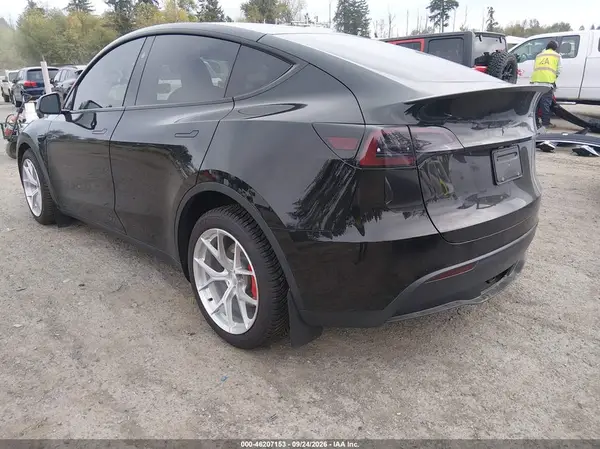 7SAYGDEF6RF053337 — 2024 Tesla Model Y, photo 3 from IAAI 10.10.2026, Right front