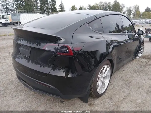 7SAYGDEF6RF053337 — 2024 Tesla Model Y, photo 4 from IAAI 10.10.2026, Right front