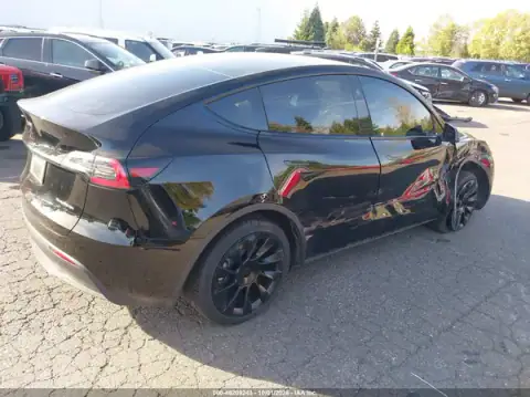 7SAYGAEE8RF981950 — 2024 Tesla Model Y, foto 4 de IAAI, Lado derecho