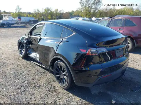 7SAYGDEE9RA233934 — 2024 Tesla Model Y, photo 3 from IAAI, Left side