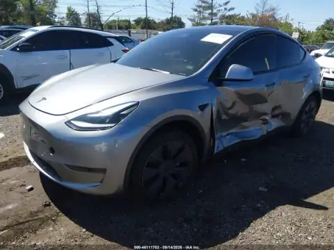 7SAYGDED8SF254550 — 2025 Tesla Model Y, zdjęcie 2 z IAAI, Lewy bok