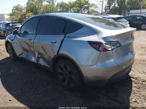 7SAYGDED8SF254550 — 2025 Tesla Model Y, zdjęcie 3 z IAAI, Lewy bok