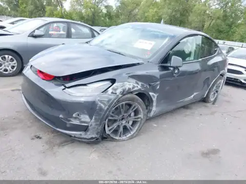 7SAYGDED1SA377037 — 2025 Tesla Model Y, фото 2 з IAAI, Передня частина зліва