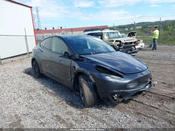 7SAYGDEE2SF284538 Tesla Model Y 2025 — uszkodzenie Przód i tył, zdjęcie przed naprawą