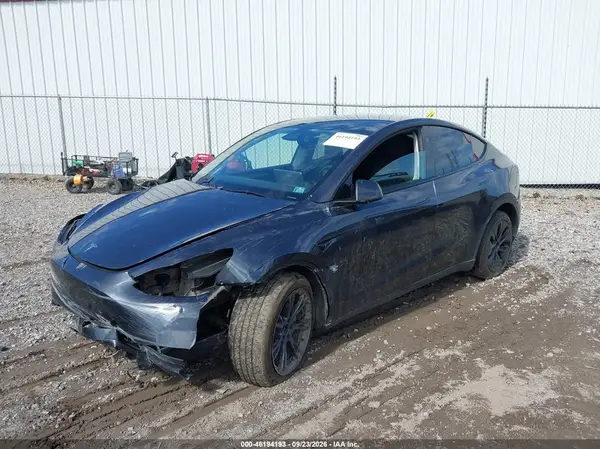 7SAYGDEE2SF284538 — 2025 Tesla Model Y, zdjęcie 2 z IAAI, Przód i tył