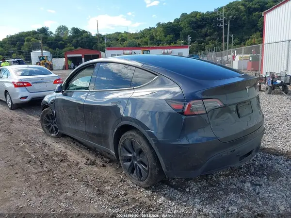 7SAYGDEE2SF284538 — 2025 Tesla Model Y, zdjęcie 3 z IAAI, Przód i tył