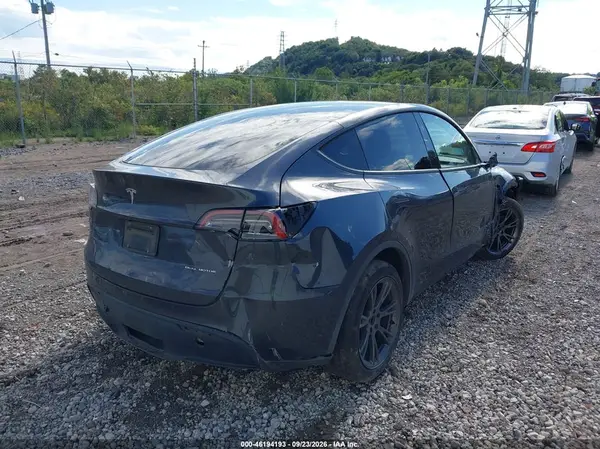 7SAYGDEE2SF284538 — 2025 Tesla Model Y, zdjęcie 4 z IAAI, Przód i tył