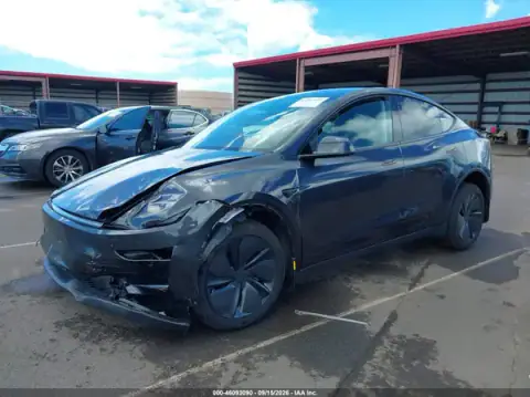 7SAYGDED4TF537500 — 2026 Tesla Model Y, foto 2 de IAAI, Delantera derecha