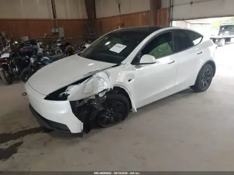 7SAYGDEE0TA718342 — 2026 Tesla Model Y, ფოტო 2, IAAI, წინა მარცხენა ნაწილი