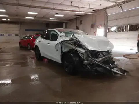 7SAYGDEE2TA437143 — 2026 Tesla Model Y, წინა ნაწილი (Front End), ფოტოები შეკეთებამდე