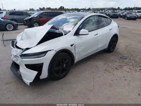 7SAYGDED4TA493656 — 2026 Tesla Model Y, ფოტო 2, IAAI, წინა ნაწილი