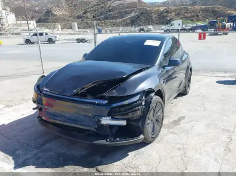 7SAYGDED7TF525762 — 2026 Tesla Model Y, photo 2 from IAAI, Front end