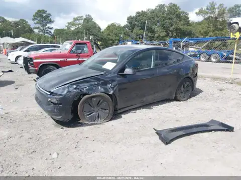 7SAYGDEE1TF520887 — 2026 Tesla Model Y, ფოტო 2, IAAI, წინა მარცხენა ნაწილი