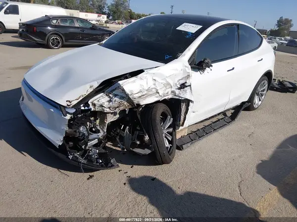 7SAYGDEE4TF325463 — 2026 Tesla Model Y, foto 2 de IAAI, Delantera izquierda