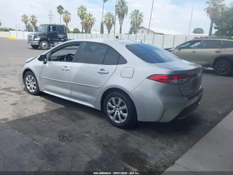 5YFEPMAE1MP224084 — 2021 Toyota Corolla LE, foto 3 de IAAI 27.10.2026, Delantera derecha