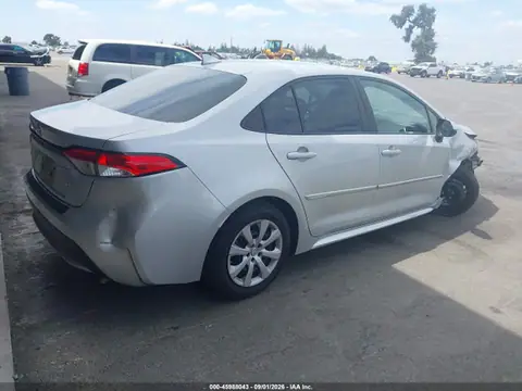 5YFEPMAE1MP224084 — 2021 Toyota Corolla LE, foto 4 de IAAI 27.10.2026, Delantera derecha