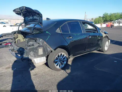 5YFVPMAE1MP200450 — 2021 Toyota Corolla LE, foto 4 de IAAI 30.10.2026, Parte delantera y trasera