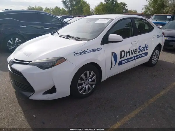 2T1BURHE5JC121471 — 2018 Toyota Corolla, zdjęcie 2 z IAAI, Przód i tył