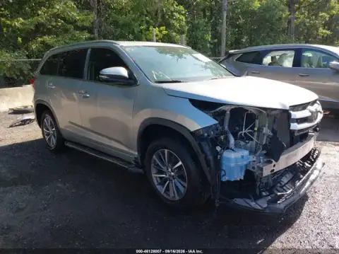 5TDKZRFH0JS537577 — 2018 Toyota Highlander, Przód (Front End), zdjęć przed naprawą