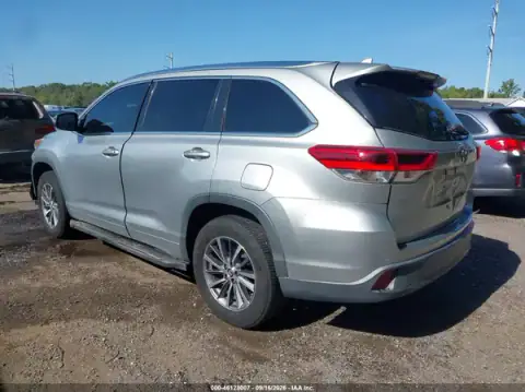 5TDKZRFH0JS537577 — 2018 Toyota Highlander, ფოტო 3, IAAI, წინა ნაწილი