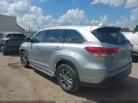 5TDKZRFH1JS549849 — 2018 Toyota Highlander, zdjęcie 3 z IAAI, Lewy bok