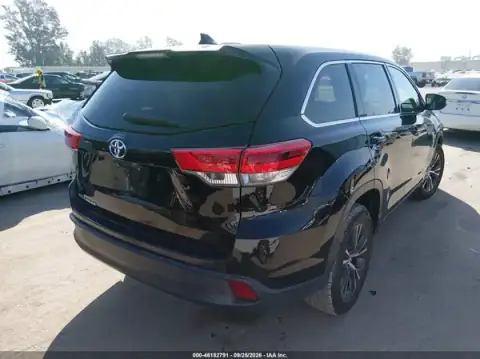 5TDZARFH1JS034243 — 2018 Toyota Highlander, zdjęcie 4 z IAAI, Lewy bok