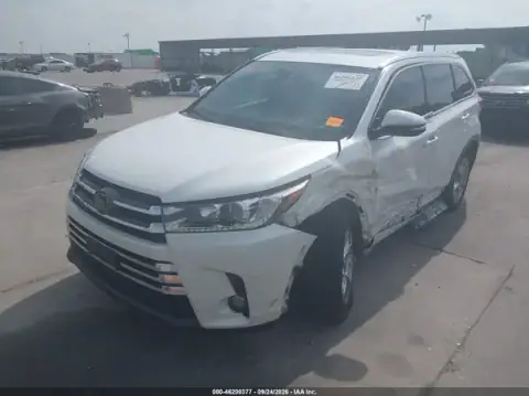 5TDYZRFH2JS285566 — 2018 Toyota Highlander, photo 2 from IAAI, Left side
