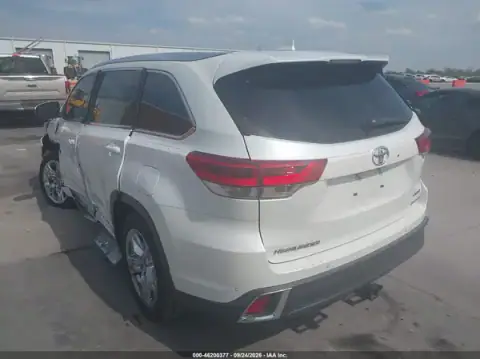 5TDYZRFH2JS285566 — 2018 Toyota Highlander, photo 3 from IAAI, Left side