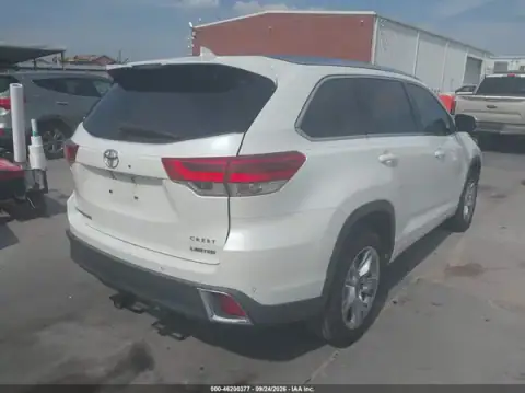 5TDYZRFH2JS285566 — 2018 Toyota Highlander, photo 4 from IAAI, Left side