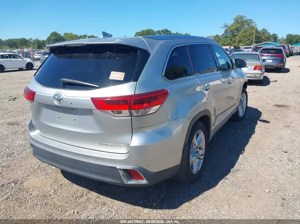 5TDDZRFH5JS826995 — 2018 Toyota Highlander, photo 4 from IAAI, Front and rear