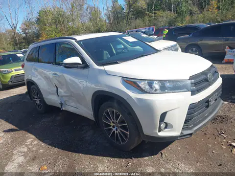 5TDJZRFH2JS892052 — 2018 Toyota Highlander, Right side, before-repair photos