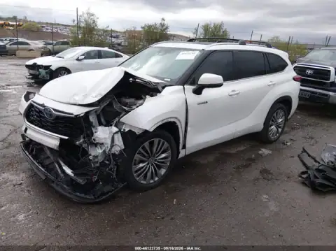 5TDFARAH8MS005532 — 2021 Toyota Highlander, ფოტო 2, IAAI, წინა ნაწილი