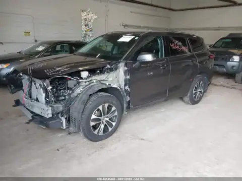 5TDGZRBH2MS124950 — 2021 Toyota Highlander, zdjęcie 2 z IAAI, Przód