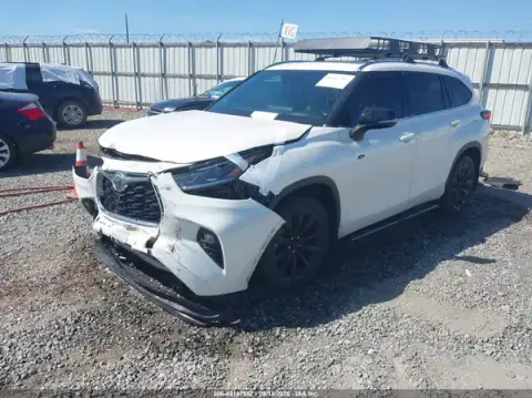 5TDFZRBH1MS128807 — 2021 Toyota Highlander, zdjęcie 2 z IAAI, Przód