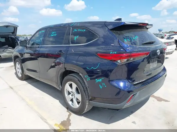 5TDCZRAH7MS536488 — 2021 Toyota Highlander, photo 3 from IAAI, Right side