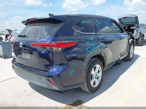 5TDCZRAH7MS536488 — 2021 Toyota Highlander, photo 4 from IAAI, Right side