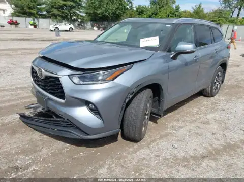5TDGZRBH0MS123327 — 2021 Toyota Highlander, zdjęcie 2 z IAAI, Przód