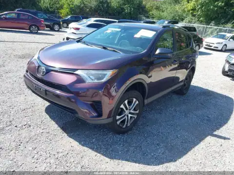 2T3ZFREV5HW370981 — 2017 Toyota RAV4, photo 2 from IAAI, Right side