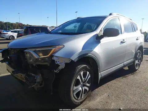 2T3BFREV7HW642965 — 2017 Toyota RAV4, photo 3 from IAAI, Front end