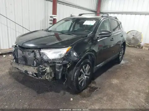 2T3ZFREV9JW492779 — 2018 Toyota RAV4, ფოტო 2, IAAI, წინა ნაწილი