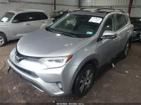 JTMRFREV0JD245910 — 2018 Toyota RAV4, ფოტო 2, IAAI, უკანა ნაწილი