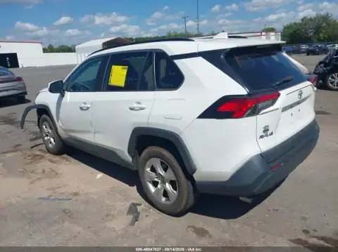 2T3P1RFV2MC210296 — 2021 Toyota RAV4, foto 3 de IAAI 20.10.2026, Parte delantera