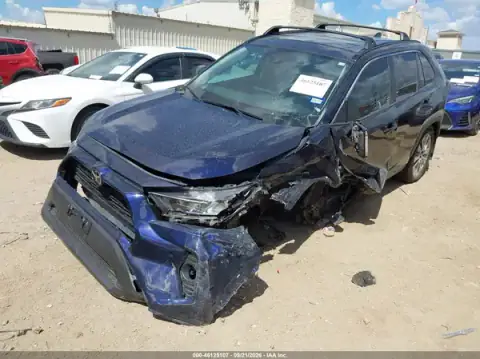 2T3C1RFV4MW152012 — 2021 Toyota RAV4, foto 2 de IAAI, Lado izquierdo