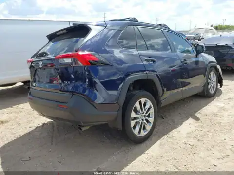 2T3C1RFV4MW152012 — 2021 Toyota RAV4, foto 4 de IAAI, Lado izquierdo
