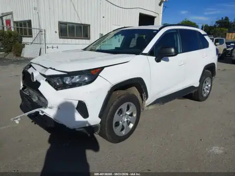 2T3F1RFV7MC172933 — 2021 Toyota RAV4, zdjęcie 2 z IAAI, Przód